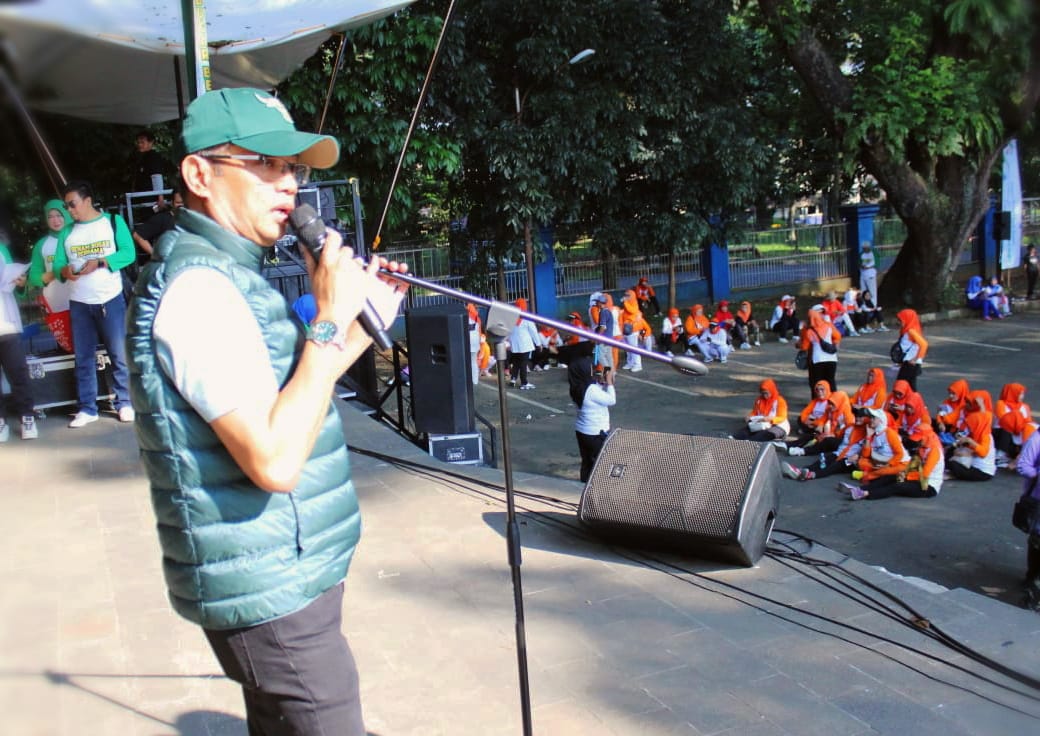 Ketua KORMI Kota Bogor, Zaenul Mutaqin saat membuka acara Senam Massal di area parkir Stadion Pajajaran, Sabtu (8/6). (Yudha Prananda / Jabar Ekspres)