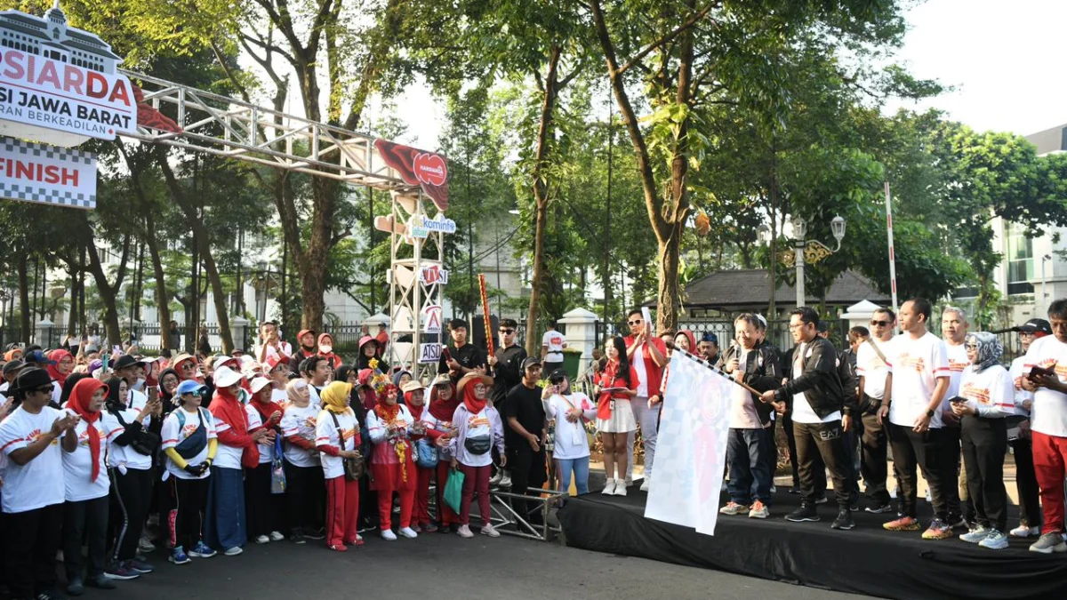 Sekda Jabar Herman Suryatman membuka jalan santai Harsiarda Tahun 2024 di halaman Gedung Sate, Kota Bandung, Minggu (9/6/2024). (Foto: Rizal Fs/Biro Adpim Jabar)