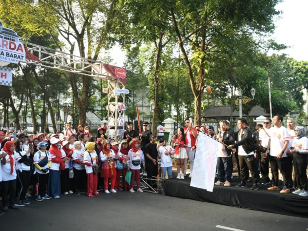 Sekda Jabar Herman Suryatman membuka jalan santai Harsiarda Tahun 2024 di halaman Gedung Sate, Kota Bandung, Minggu (9/6/2024). (Foto: Rizal Fs/Biro Adpim Jabar)