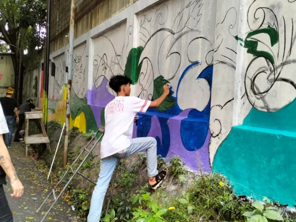 Pelatihan Usaha Mikro, Kecil, dan Menengah (UMKM) dan pelatihan menggambar graffiti oleh warga.