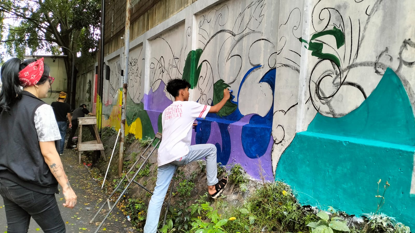 Pelatihan Usaha Mikro, Kecil, dan Menengah (UMKM) dan pelatihan menggambar graffiti oleh warga.
