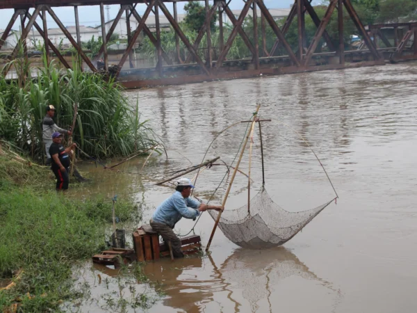 Warga menjaring ikan di area DAS Sungai Citarum, kawasan Dayeuhkolot, Kabupaten Bandung. (Pandu Muslim/Jabar Ekspres)