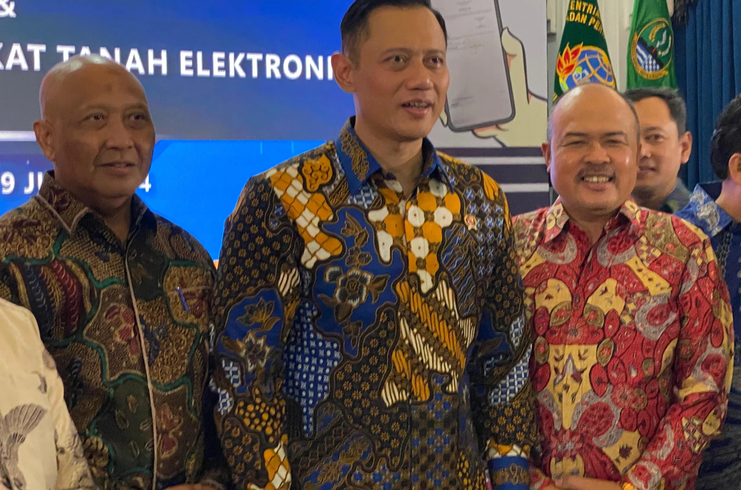 Kanwil BPN Jabar Serahkan Sertifikat Elektronik PT KAI pada Grand Launching Implementasi Sertifikat Elektronik