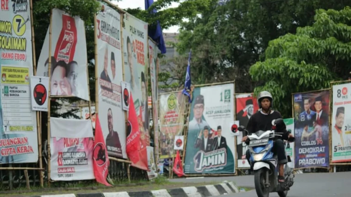 Ilustrasi: Alat Peraga Kampanye (APK) Parpol memenuhi ruas trotoar di kawasan Bunderan Cibiru, Kota Bandung. (Pandu Muslim/Jabar Ekspres)