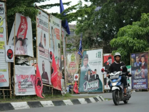 Ilustrasi: Alat Peraga Kampanye (APK) Parpol memenuhi ruas trotoar di kawasan Bunderan Cibiru, Kota Bandung. (Pandu Muslim/Jabar Ekspres)