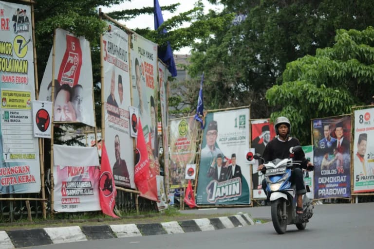 Ilustrasi: Alat Peraga Kampanye (APK) Parpol memenuhi ruas trotoar di kawasan Bunderan Cibiru, Kota Bandung. (Pandu Muslim/Jabar Ekspres)