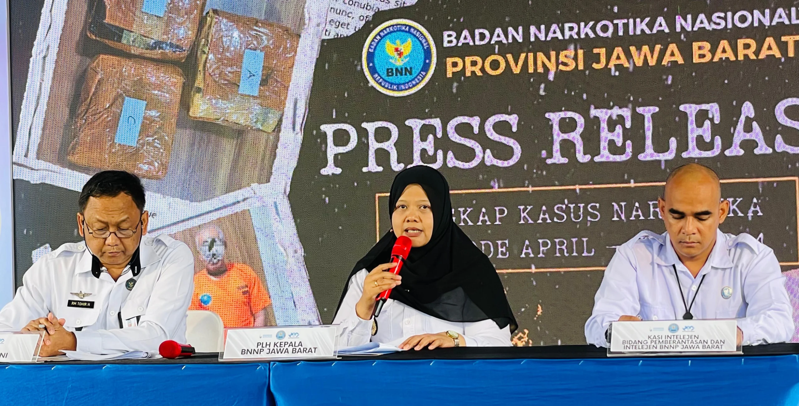 PLH Kepala BNNP Jabar Tri Wahyu Astuti SE (tengah) saat konferensi pers ungkap kasus Narkotika di Jabar periode April-Juni, di Alun Alun Paamprokan Kabupaten Pangandaran, Senin 24 Juni 2024. (Cecep Herdi/Jabar Ekspres)