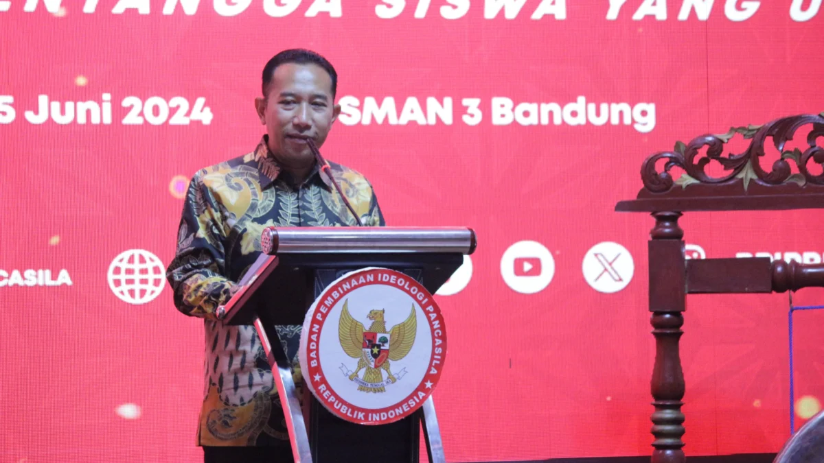 Sekretaris utama Badan Pembinaan Ideologi Pancasila (BPIP) Tonny Agung Arifianto saat menyampaikan sambutan dalam gelaran BPIP Goes to School di SMAN 3 Bandung, Selasa(25/6/24). (Pandu Muslim/Jabar Ekspres)
