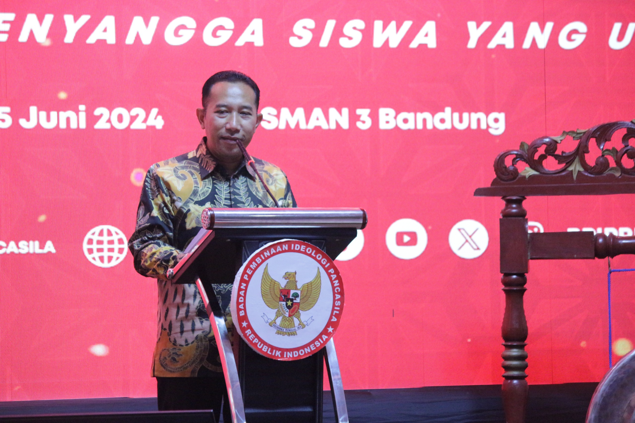 Sekretaris utama Badan Pembinaan Ideologi Pancasila (BPIP) Tonny Agung Arifianto saat menyampaikan sambutan dalam gelaran BPIP Goes to School di SMAN 3 Bandung, Selasa(25/6/24). (Pandu Muslim/Jabar Ekspres)