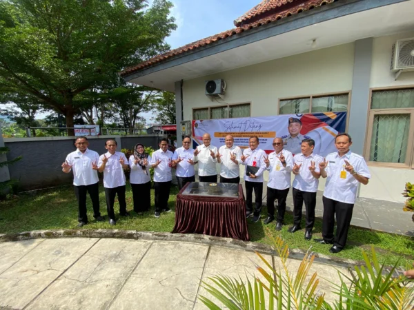 Kepala Kantor Wilayah BPN Provinsi Jawa Barat Yuniar Hikmat Ginanjar menandatangani prasasti saat peresmian gedung arsip BPN Kota Banjar, Rabu 12 Juni 2024. (Cecep Herdi/Jabar Ekspres)