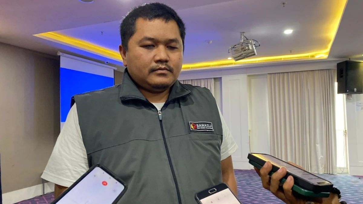 Koordinator Divisi Hukum dan Penyelesaian Sengketa Bawaslu Kota Bandung, M Sopian saat memberikan penjelasan mengenai pengurangan jumpah TPS pada Pilkada 2024.
