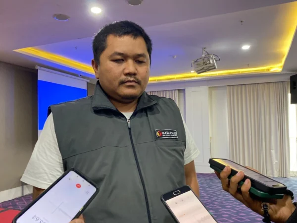 Koordinator Divisi Hukum dan Penyelesaian Sengketa Bawaslu Kota Bandung, M Sopian saat memberikan penjelasan mengenai pengurangan jumpah TPS pada Pilkada 2024.