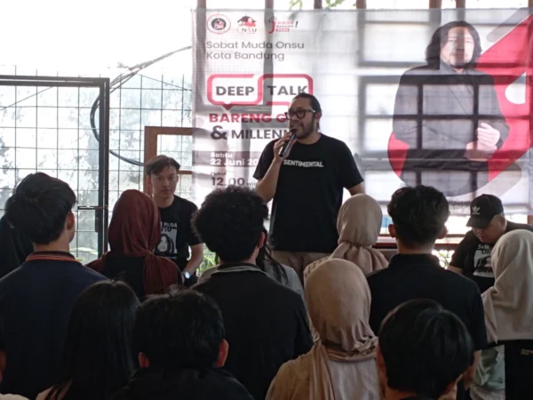 Ketua DPD PDI Perjuangan Jabar Ono Surono saat berdiskusi bersama Gen Z dan Milenial di wilayah Jalan Merdeka, Kota Bandung, Sabtu 22 Juni 2024.