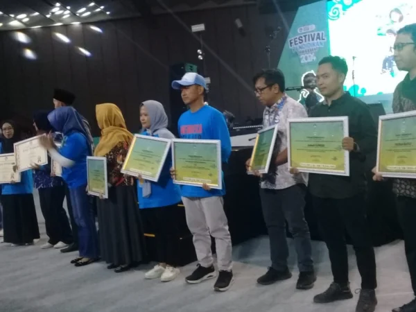 PERAN MEDIA: Para penerima penghargaan Festival Pendidikan Jabar 2024 yang diantaraanya Jabarekspres di Sabuga ITB Jalan Taman Sari, Kota Bandung, Jumat 31 Mei 2024.