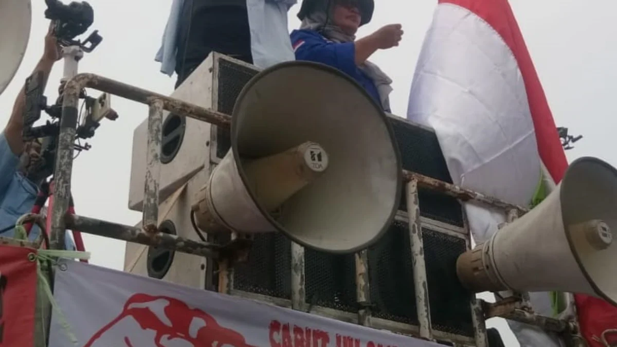 Masyarakat Agraris se -Jawa Barat saat mendeklarasikan dukungan kepada Ono Surono sebagai calon Gubernur Jawa Barat di Pantai Sancang Desa Sagara, Kabupaten Garut, baru-baru ini.