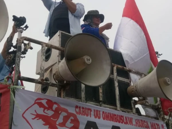 Masyarakat Agraris se -Jawa Barat saat mendeklarasikan dukungan kepada Ono Surono sebagai calon Gubernur Jawa Barat di Pantai Sancang Desa Sagara, Kabupaten Garut, baru-baru ini.