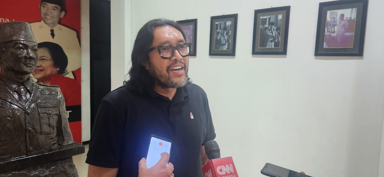 Ketua DPD Partai Demokrasi Indonesia Perjuangan Jawa Barat Ono Surono memberikan selamat untuk kemenangan Persib Bandung yang berhasil menyabet gelar juara Liga 1 Indonesia 2023/2024.