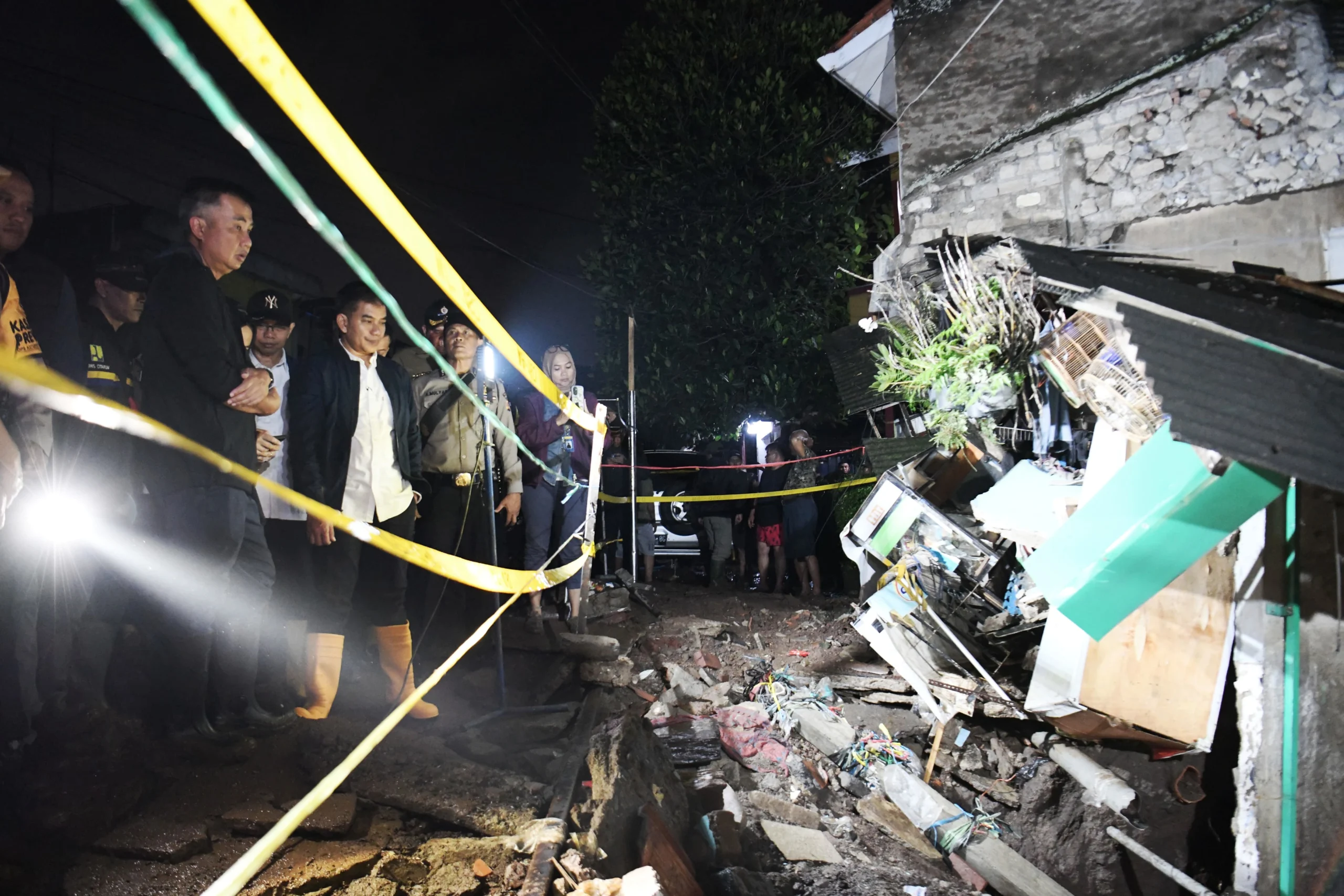 Pj Gubernur Jawa Barat Bey Machmudin meninjau lokasi pipa PDAM yang jebol di Jalan Cibangkong Lor, RW 005, Kelurahan Maleer, Kecamatan Batununggal, Kota Bandung. Rabu (5/6/2024).(Foto: Biro Adpim Jabar)