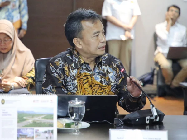 Sekda Jabar Herman Suryatman mengikuti rapat bersama Menko Kemaritiman dan Investasi Luhut B Pandjaitan membahas mengenai Follow-up progres inisiatif perbaikan kualitas udara Jabodetabek di Kantor Kemenko Marves, Jakarta (6/6/2024). (Rizal FS/Biro Adpim Jabar).
