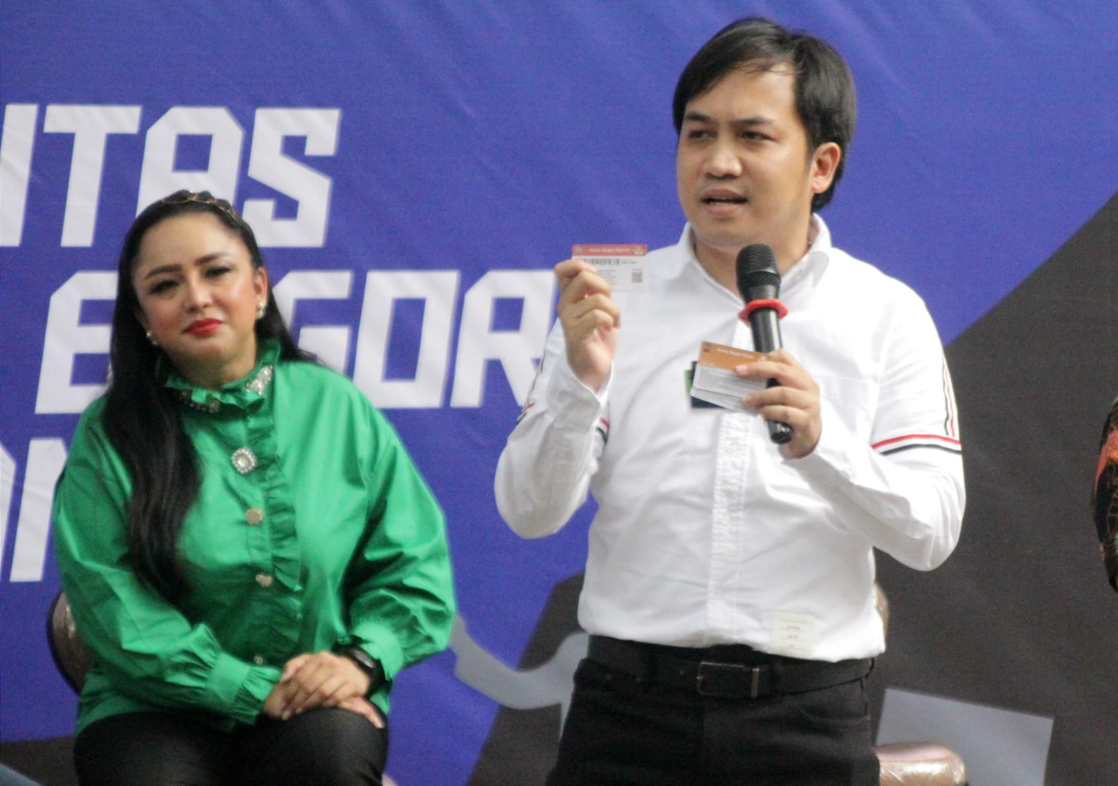 Bacawalkot Bogor, Aji Jaya Bintara saat menjelaskan gagasannya di acara Public Hearing PWI Kota Bogor. (Yudha Prananda / Jabar Ekspres)