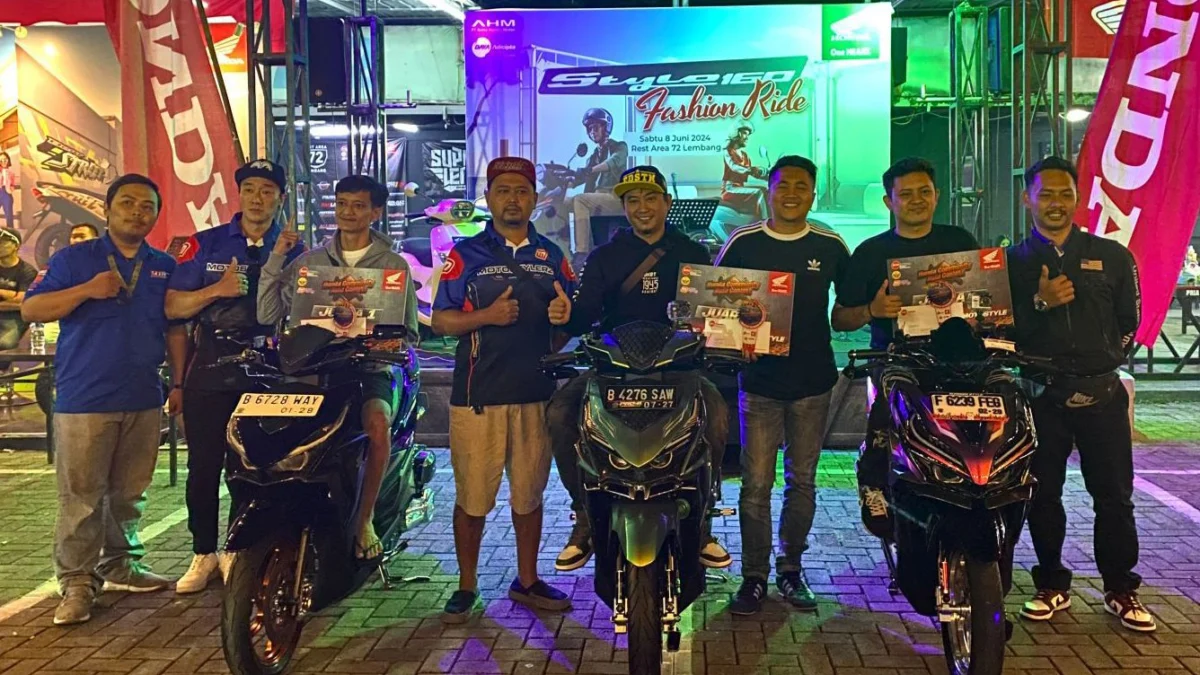 Para pemenang pada kategori Matic Sunmori Motostyle berfoto bersama dengan PIC Community DAM, Irvan Setiawan dan para juri Honda Community Auto Contest 2024.