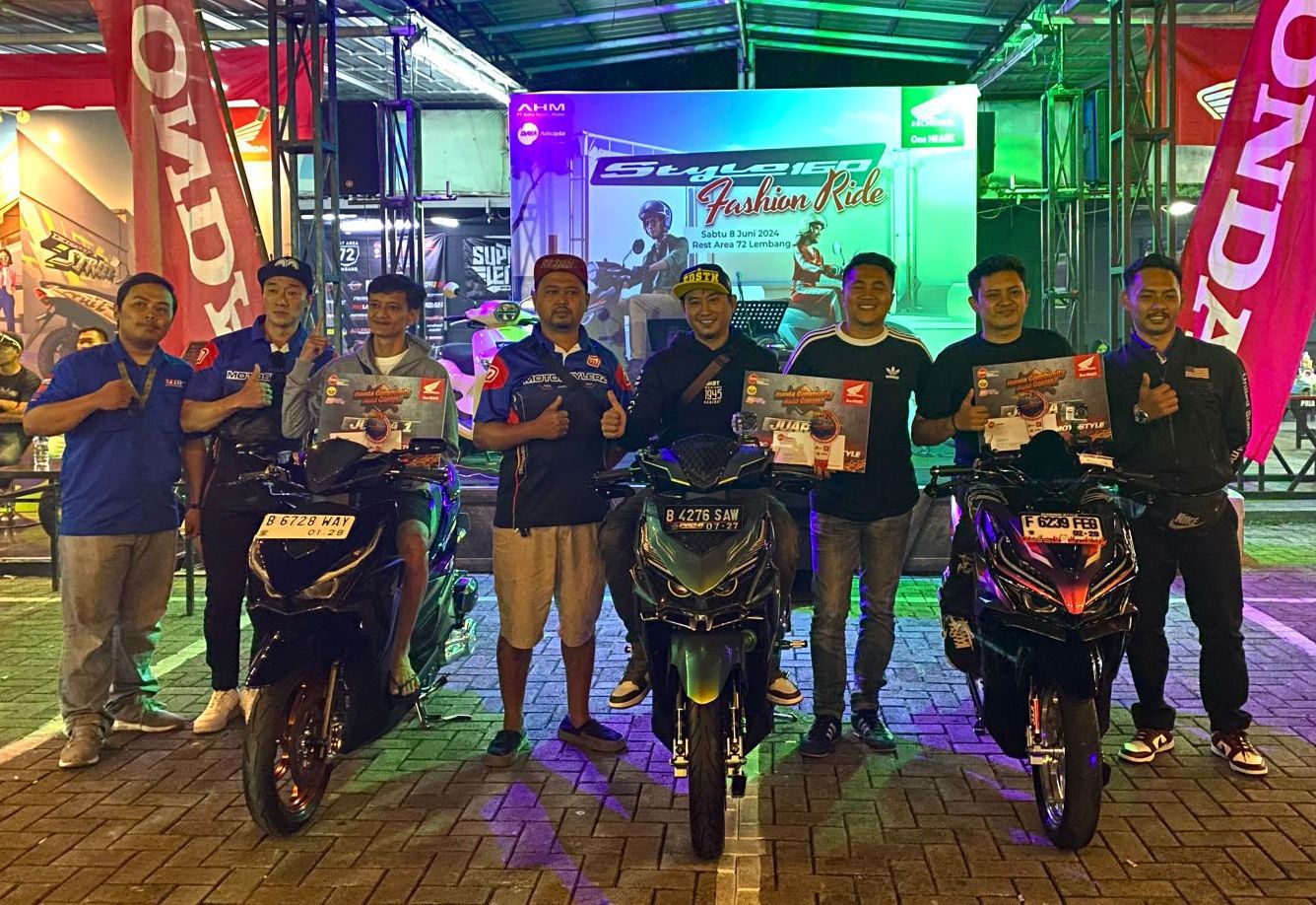 Para pemenang pada kategori Matic Sunmori Motostyle berfoto bersama dengan PIC Community DAM, Irvan Setiawan dan para juri Honda Community Auto Contest 2024.