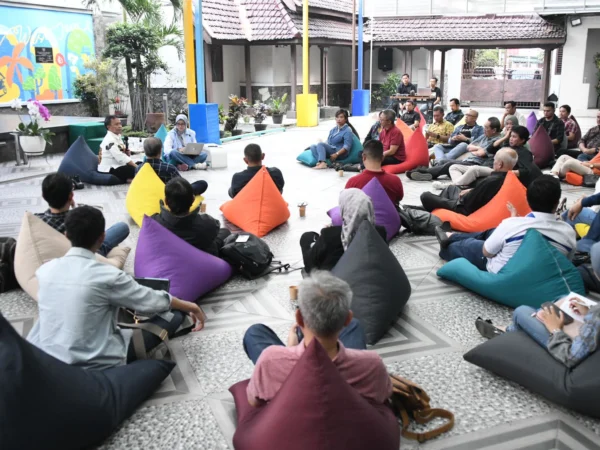 Sekda Jabar Herman Suryatman memberikan arahan dalam acara konsolidasi dengan Disparbud Jabar dan stakholder kepariwisataan Jabar di kantor Disparbud Jabar, Kota Bandung, Sabtu (8/6/2024).(Foto: Rizal FS/Biro Adpim Jabar)