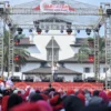 Penjabat Gubernur Jawa Barat Bey Machmudin meluncurkan program "Ayo Nonton TV dan Dengarkan Radio Terus" pada puncak Harsiarda 2024, di plaza depan Gedung Sate, Kota Bandung, Minggu (9/6/2024).(Foto: Biro Adpim Jabar)