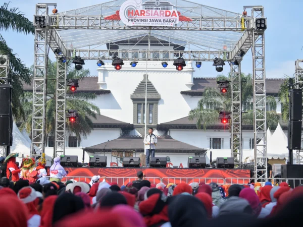 Penjabat Gubernur Jawa Barat Bey Machmudin meluncurkan program "Ayo Nonton TV dan Dengarkan Radio Terus" pada puncak Harsiarda 2024, di plaza depan Gedung Sate, Kota Bandung, Minggu (9/6/2024).(Foto: Biro Adpim Jabar)