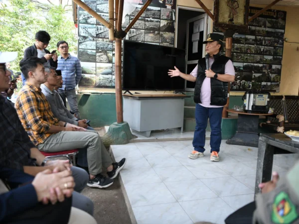 Sekretaris Daerah Provinsi Jawa Barat Herman Suryatman meninjau progres penanganan DAS Citarum Sektor 6 di kawasan Bojongsoang, Kabupaten Bandung, Minggu (9/6/2024).(Foto: Biro Adpim Jabar)