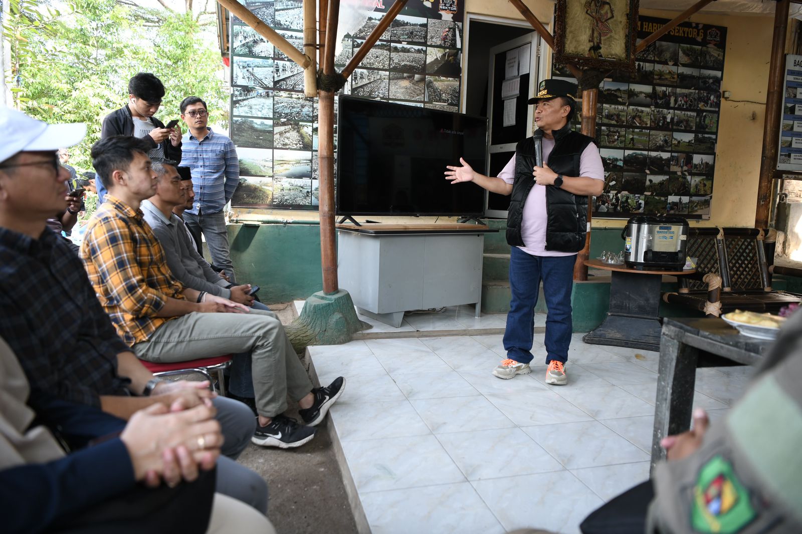 Sekretaris Daerah Provinsi Jawa Barat Herman Suryatman meninjau progres penanganan DAS Citarum Sektor 6 di kawasan Bojongsoang, Kabupaten Bandung, Minggu (9/6/2024).(Foto: Biro Adpim Jabar)