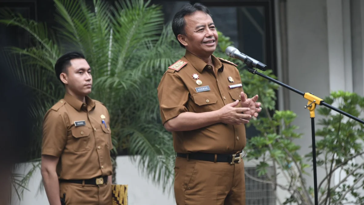 Sekretaris Daerah Jabar Herman Suryatman memberikan amanat apel pagi di Dinas Penanaman Modal Pelayanan Terpadu Satu Pintu (DPMPTSP) Jabar, Kota Bandung, Senin (10/6/2024).(Rizal FS/Biro Adpim Jabar)