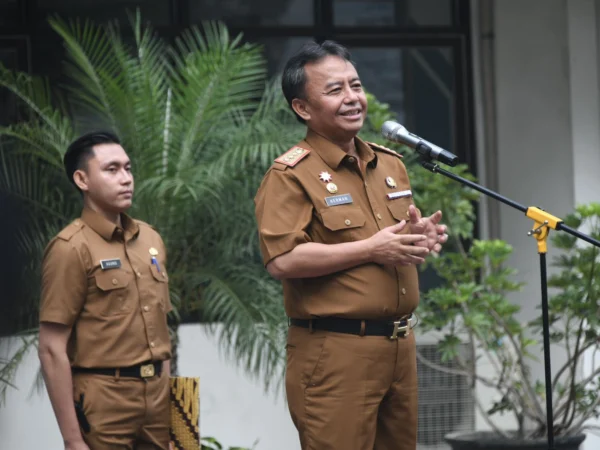 Sekretaris Daerah Jabar Herman Suryatman memberikan amanat apel pagi di Dinas Penanaman Modal Pelayanan Terpadu Satu Pintu (DPMPTSP) Jabar, Kota Bandung, Senin (10/6/2024).(Rizal FS/Biro Adpim Jabar)