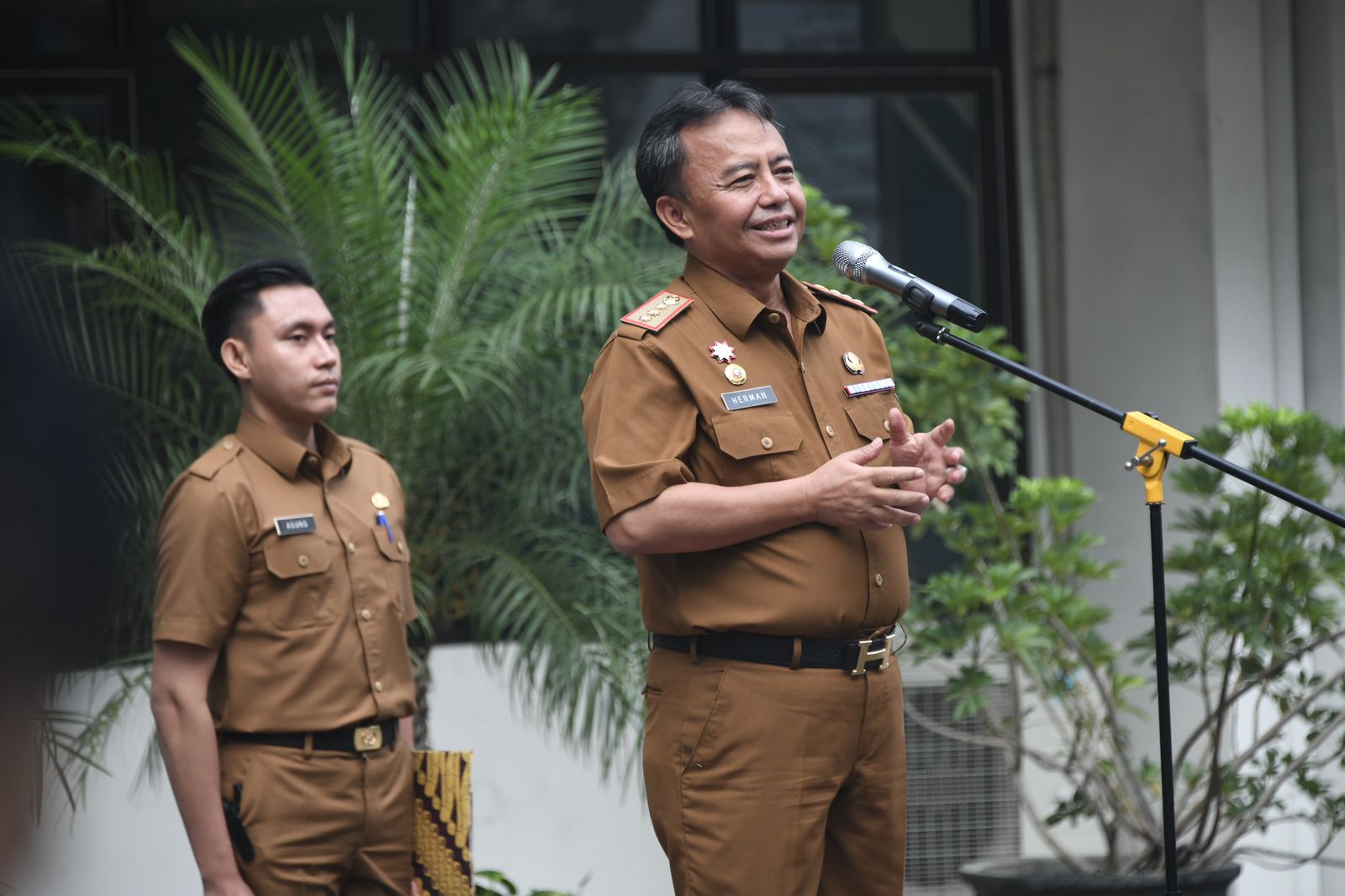 Sekretaris Daerah Jabar Herman Suryatman memberikan amanat apel pagi di Dinas Penanaman Modal Pelayanan Terpadu Satu Pintu (DPMPTSP) Jabar, Kota Bandung, Senin (10/6/2024).(Rizal FS/Biro Adpim Jabar)