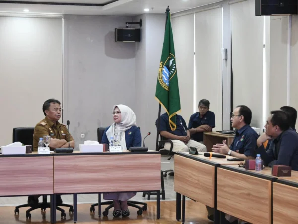 Sekda Provinsi Jawa Barat Herman Suryatman memimpin rapat konsolidasi dengan jajaran RSUD Al-Ihsan Jabar terkait pembinaan Wilayah Birokrasi Bersih dan Melayani (WWBM) di Kabupaten Bandung, Senin (10/6/2024).(Foto: Rizal FS/Biro Adpim Jabar)