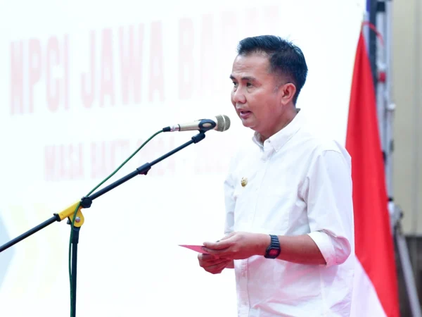 Bey Machmudin saat berada di hadapan para pengurus NPCI (National Paralympic Committee of Indonesia) Jabar yang baru dilantik di Hotel Horison, Kota Bandung, Senin (10/6/2024)/ Dok. Humas Jabar