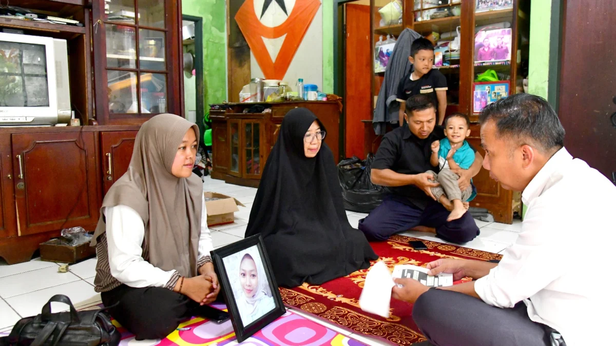 Penjabat Gubernur Jawa Barat Bey Machmudin melaksanakan takziah ke rumah keluarga anak korban bullying di Kelurahan Sukawarna, Kecamatan Sukajadi, Kota Bandung, Rabu (12/6/2024).(Foto: Yogi Prayoga/Biro Adpim Jabar)