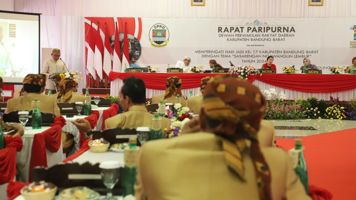 Pj Bupati Kabupaten Bandung Barat Ade Zakir saat menghadiri rapat paripurna/Suwitno Jabar Ekspres/