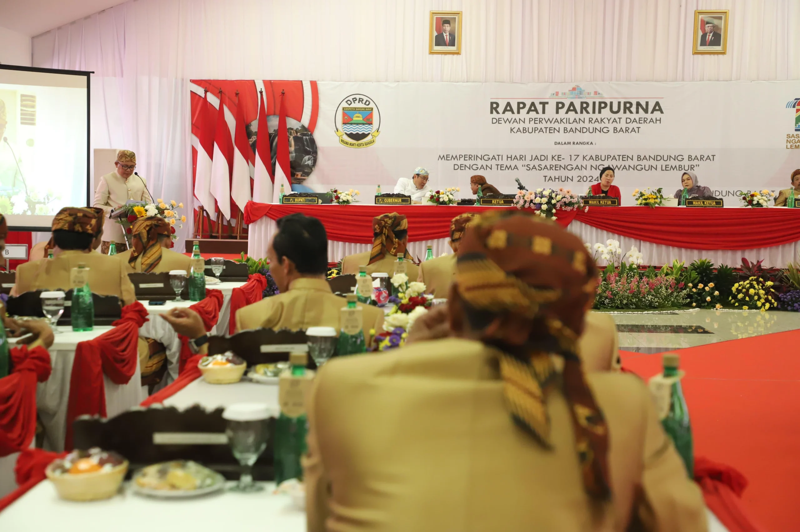 Pj Bupati Kabupaten Bandung Barat Ade Zakir saat menghadiri rapat paripurna/Suwitno Jabar Ekspres/