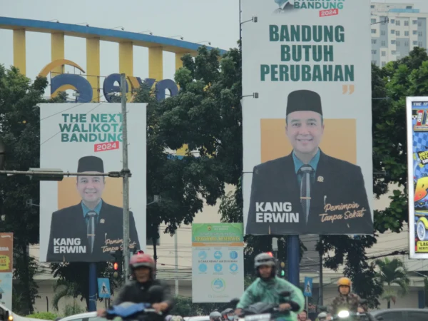 Billboard APK Bakal Calon Walikota Bandung mulai terpasang pinggir ruas jalan kawasan Simpang Kiara Condong, Kota Bandung. (Pandu Muslim/Jabar Ekspres)