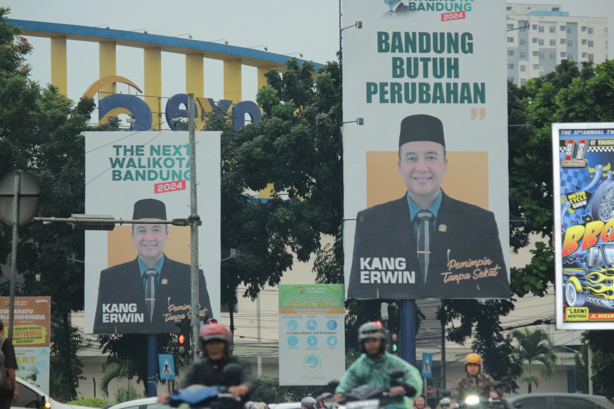 Billboard APK Bakal Calon Walikota Bandung mulai terpasang pinggir ruas jalan kawasan Simpang Kiara Condong, Kota Bandung. (Pandu Muslim/Jabar Ekspres)