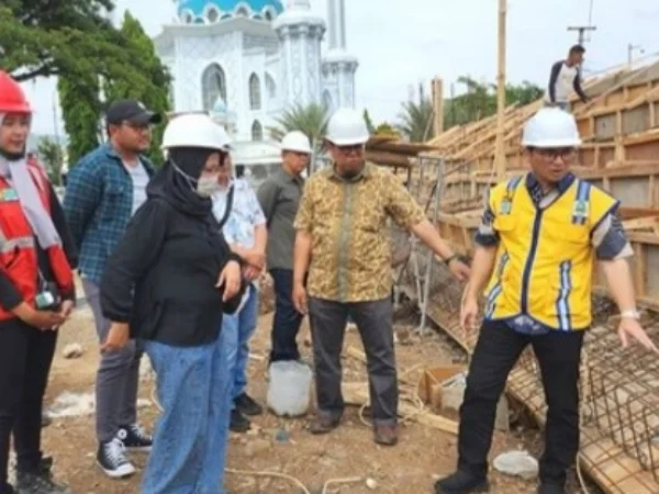 Kepala Dinas Perkim Jabar Indra Maha (kanan) saat meninjau proyek Alun - alun Ciparay beberapa waktu lalu.
