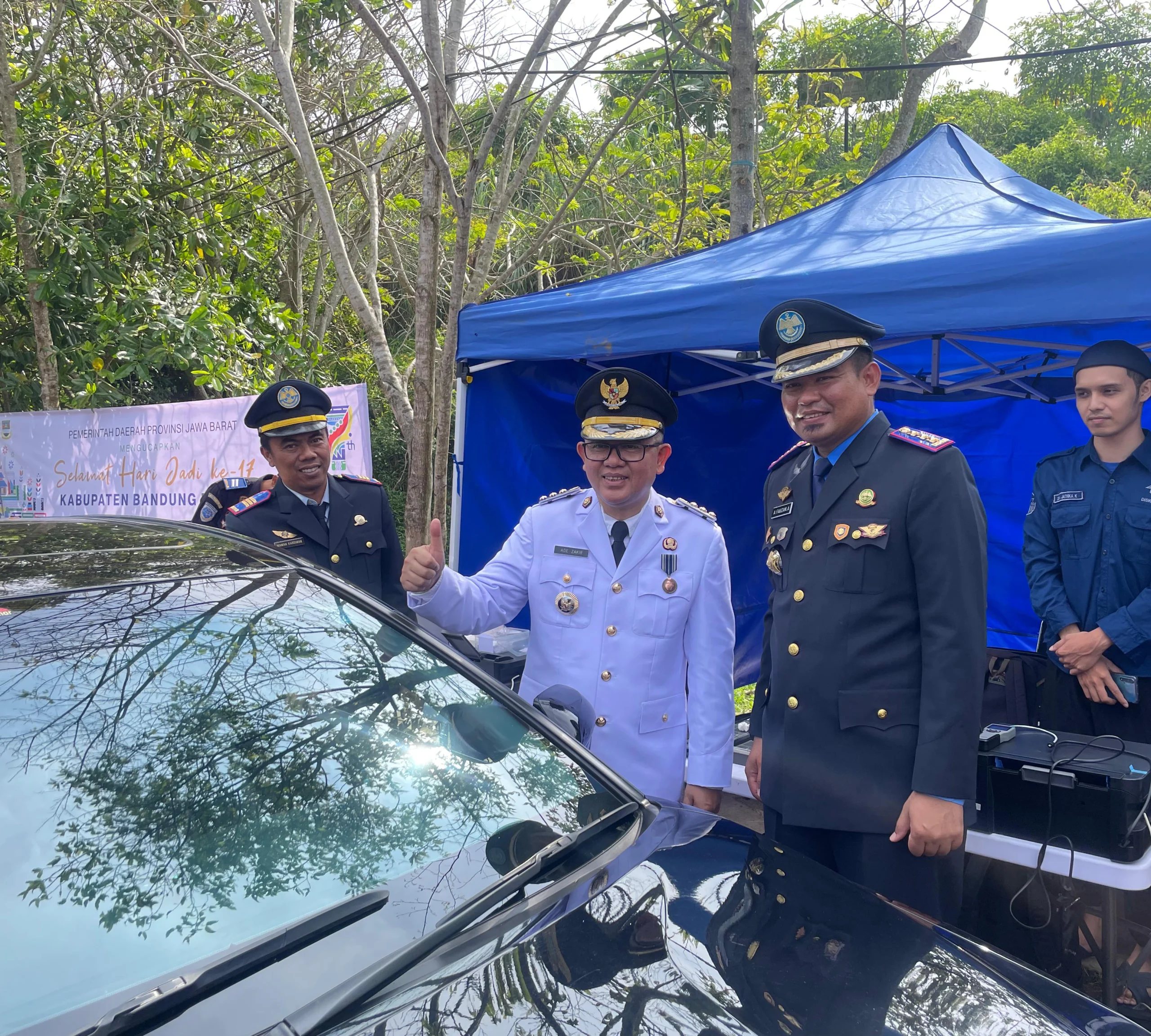 Pj Bupati Bandung Barat, Ade Zakir didampingi, Kadishub KBB, Fauzan Azima saat menempelkan stiker laiak jalan pada kendaraan di Ngamprah. Rabu (19/6). Dok Jabar Ekspres/wit