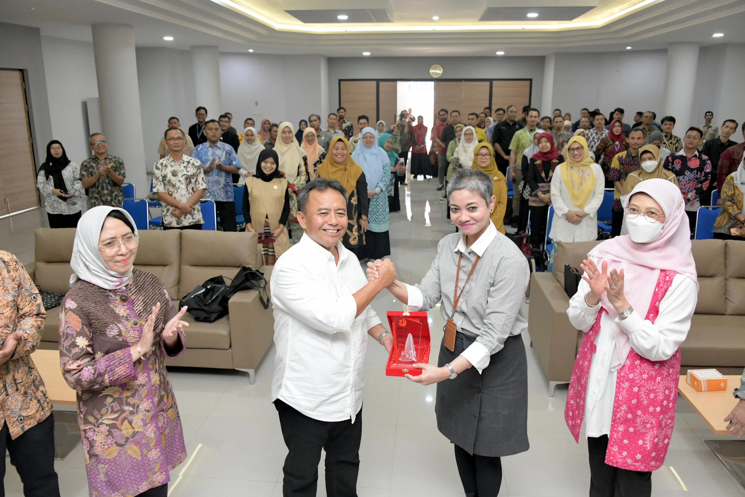 Sekda Jabar Herman Suryatman menghadiri FGD Diseminasi dan Pemanfaatan Teknologi Mengatasi Permasalahan Stunting melalui Penerapan Teknologi di Provinsi Jawa Barat bertempat di Kawasan BRIN Jabar, Kota Bandung, Kamis (20/6/2024).(Foto: Biro Adpim Jabar)