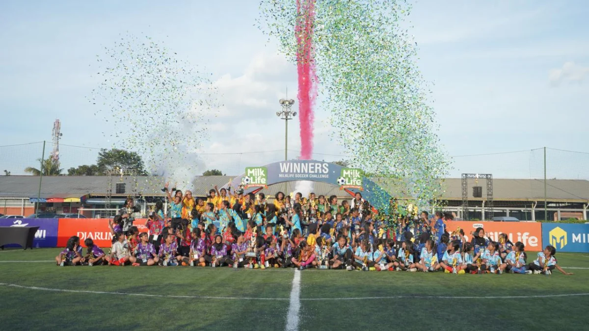 Foto 1 : Foto bersama para juara dan semifinalis KU 10 dan 12 MilkLife Soccer Challenge - Bandung Series 1 2024 yang berlangsung di Progresif Sport Centre, Minggu (23/6).