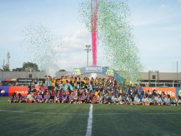 Foto 1 : Foto bersama para juara dan semifinalis KU 10 dan 12 MilkLife Soccer Challenge - Bandung Series 1 2024 yang berlangsung di Progresif Sport Centre, Minggu (23/6).