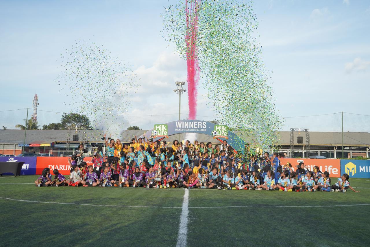 Foto 1 : Foto bersama para juara dan semifinalis KU 10 dan 12 MilkLife Soccer Challenge - Bandung Series 1 2024 yang berlangsung di Progresif Sport Centre, Minggu (23/6).