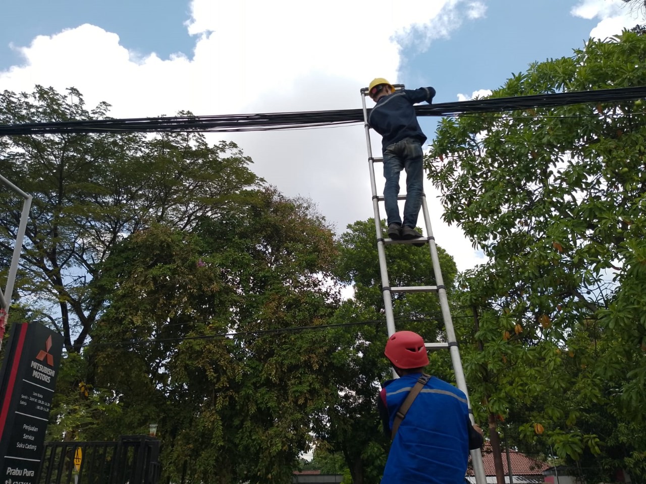 PLN Icon Plus bersama Diskominfo Kabupaten Subang berkolaborasi melakukan pembenahan dan penataan Kabel Fiber Optik