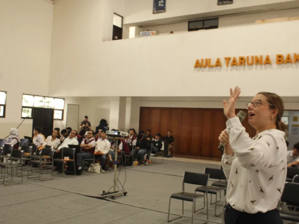 Perwakilan kampus dari UK saat mengenalkan kampusnya di SMA Taruna Bakti, Senin (10/6)