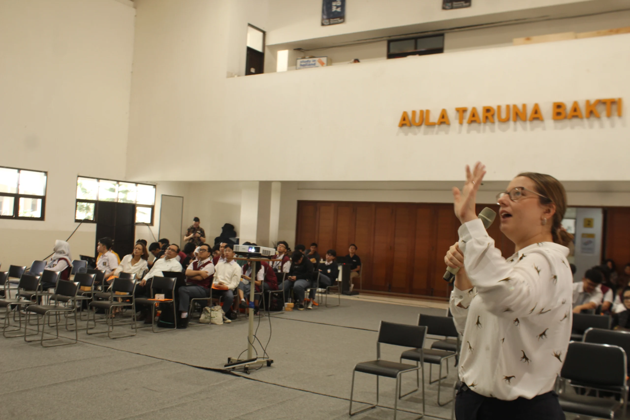 Perwakilan kampus dari UK saat mengenalkan kampusnya di SMA Taruna Bakti, Senin (10/6)